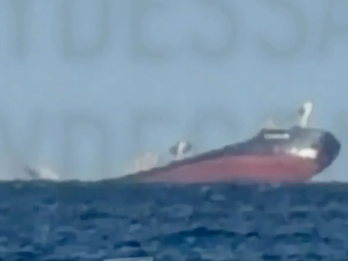 VIDEO Momentul în care o navă care se îndrepta spre România se scufundă în Marea Neagră, după un atac rusesc