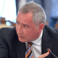 Dmitri Rogozin, fost şef Roscosmos, i-a trimis lui Macron un fragment din obuzul care l-a lovit. - Foto: Wikimedia