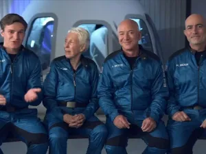 Jeff Bezos, cel mai bogat pământean, a plecat spre spaţiu la bordul rachetei Blue Origin. / Foto: j99news.com