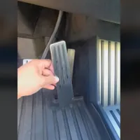Livrările Tesla Cybertruck, oprite. Mașinii electrice îi cade pedala de accelerație - Foto: captură video
