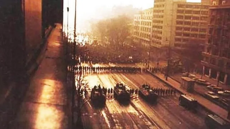 49 de oameni au murit în 21 decembrie la Baricada de la Inter - Foto: Arhivă