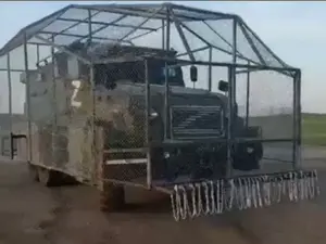 VIDEO Rusia a pus armura „Mad Max” pe vehiculele blindate ca să scape de dronele Ucrainei. - Foto: Twitter.com