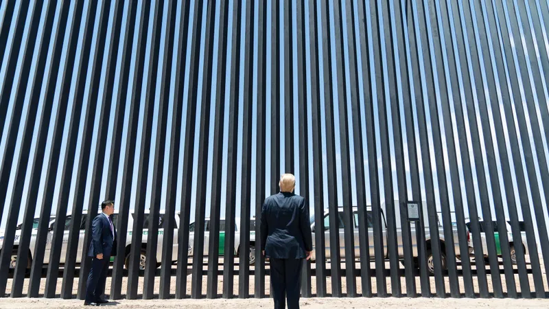 Donald Trump se uită la un zid. Nu de Facebook/FOTO: facebook.com
