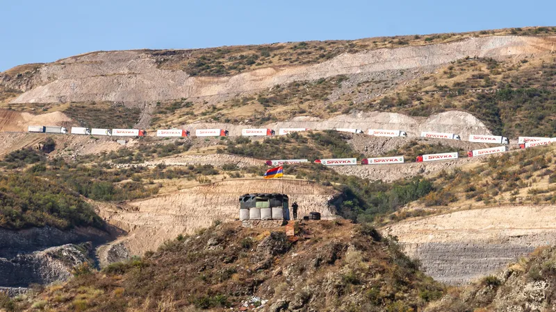 „Convoi umanitar” din Armenia la intrarea în Coridorul Lachin Foto: Realitatea.md
