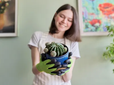 Femeie cu un cactus în mână - Foto: Magnific.com (Imagine cu rol ilustrativ)