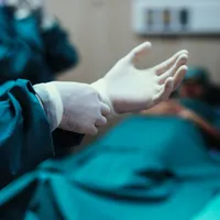 Chirurg de la Spitalul Județean Sibiu, acuzat că vine la muncă beat. Colegii săi l-au denunțat - Foto: Freepik.com (Imagine cu caracter ilustrativ)