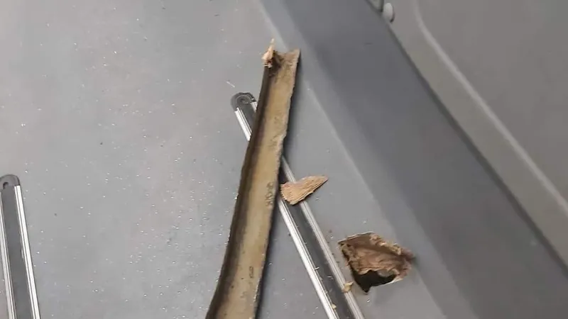 Un autobuz STB, străpuns de șina de tramvai pe care circula. Fierul a ieșit în cabină - Foto: Facebook/STB Tribuna angajatilor