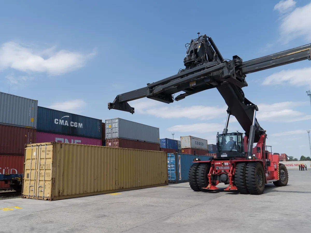 Containere la Centrul Logistic BILK, din Budapesta, pregătite pentru export - Foto: Profimedia Images