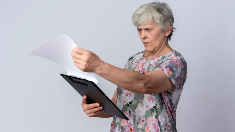 SURSE De ce unii pensionari vor primi adeverințele cu noile pensii după 1 septembrie? foto: Freepik (fotografie cu caracter ilustrativ)