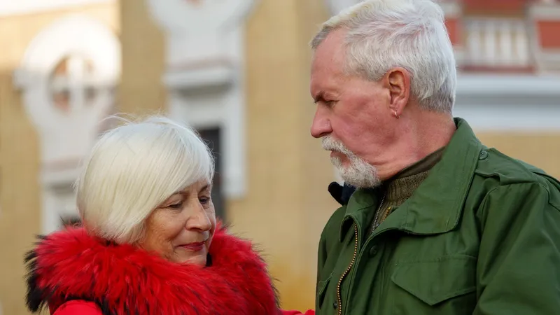 Pensionari vorbesc la pensie _ Foto: Freepik