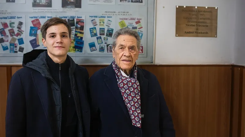 Nicolae Vărzariu împreună cu nepotul său, Aron Vărzariu, lângă placă comemorativă din fața bibliotecii liceului IL Caragiale Foto: Mugur Vărzariu