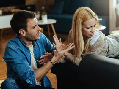 Ai aflat că partenerul te înșală, dar în relație vă înțelegeți bine. Îi spui sau taci? - Foto: Freepik (Imagine cu rol ilustrativ)