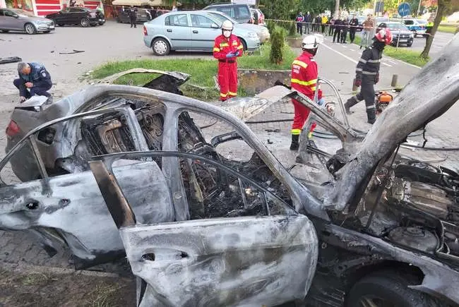 Mașina lui Ioan Crișan după explozie Foto: aradon.ro