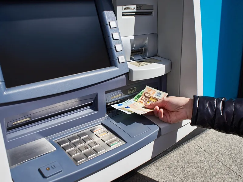 Escrocheria „anularea tranzacției”. Cum a reușit o grupare de români să fure 580.000 € din bancomate - Foto: Profimedia images - Caracter ilustrativ