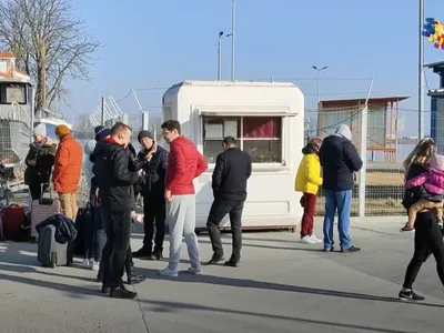 Sute de ucrainieni au trecut cu bacul in Isaccea : FOTO/captură video Agerpres.ro