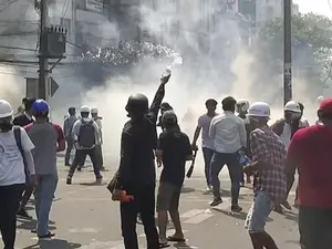 Poliţia din Myanmar a tras duminică în protestatarii împotriva puciului militar din 1 februarie. / Foto: perthnow.com.au