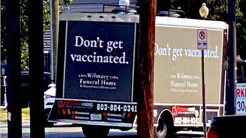 „Nu te vaccina", sloganul de pe camionul unei firme de pompe funebre din SUA care a devenit viral Foto: @KLANCA50