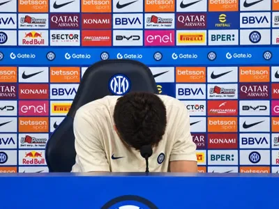 Cristi Chivu s-a dat cu capul de microfon la conferință