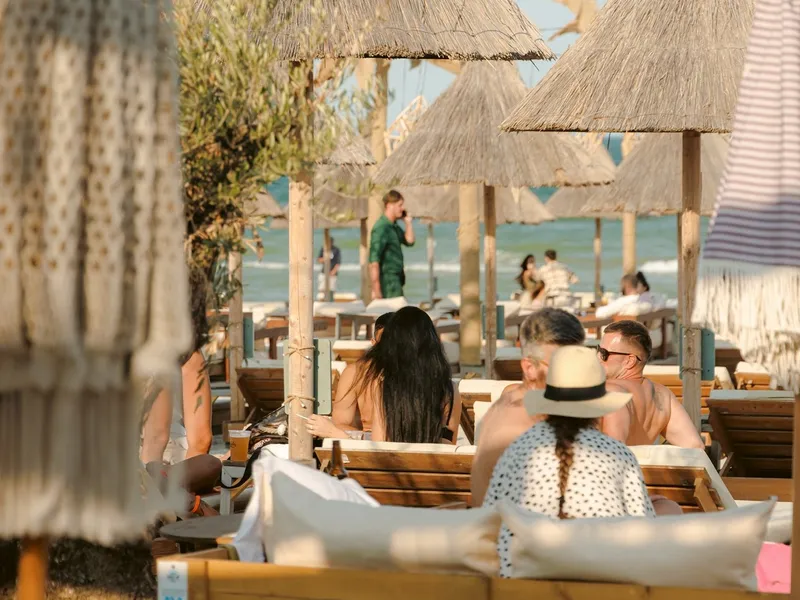 Bursa șezlongurilor pe Litoral: Până la 300 lei, în Mamaia. Președintele RESTO spune că e normal - Foto: Facebook