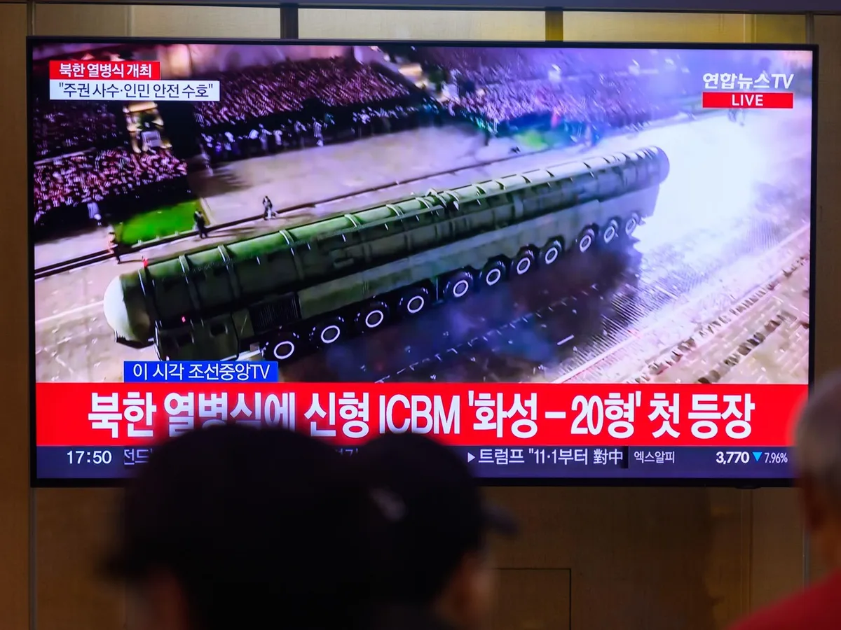 Coreea de Nord a testat o rachetă înainte de vizita lui Trump în Coreea de Sud. Care e motivul?