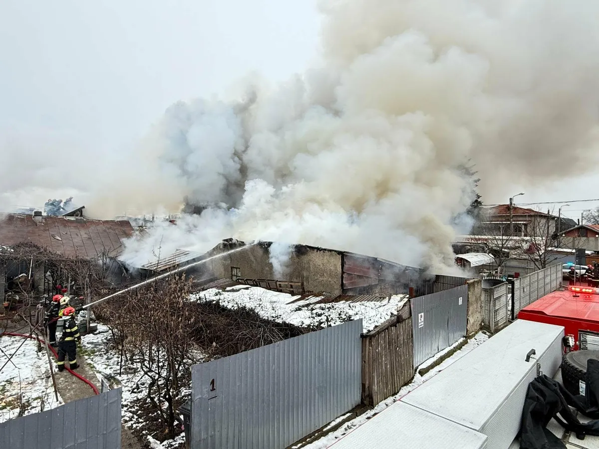 Puternic incendiu în Sectorul 5. 9 maișini de pompieri intervin. Persoane evacuate