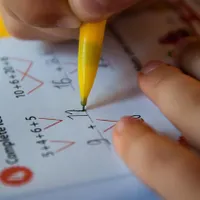 Elev rezolvând o tema la matematică - Foto: Pixabay (rol ilustrativ)