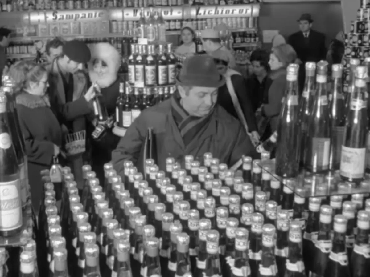 Propaganda comunistă, în 1971: Magazinele decorate de Crăciun, rafturile pline: zahăr, vin, TV - Foto: captură video