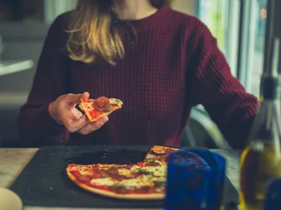 De unde vine poftă de pizza sau cartofi prăjiți după ce bei alcool? Medic: Corpul strigă după ajutor - Foto: Profimedia images