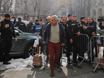 Călin Georgescu a purtat pantaloni roșu-grena în diferite apariții publice - Foto: INQUAM Photos/Mălina Norocea (rol ilustrativ)