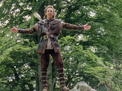 Kevin Costner, în rolul lui Robin Hood, într-o scenă cu Marele Stejar în spate - Foto: Profimedia Images