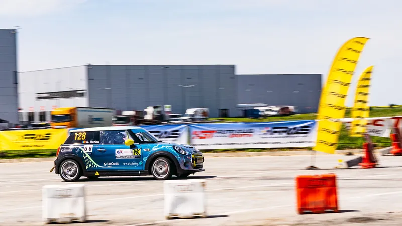 Racing MIMI, primul Mini electric de curse din istorie, dezvoltat 100% în România, a evoluat interesant, după două sezoane competiționale - Foto: Racing MIMI
