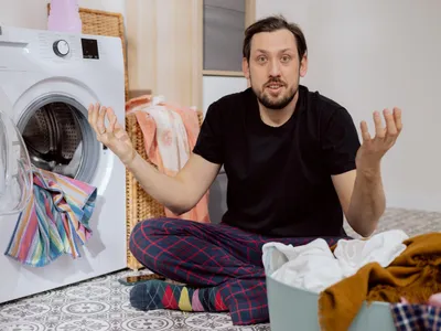 Cum să eviți să îți strici mașina de spălat și hainele? Greșeala pe care o faci zilnic când speli rufe - Foto: Freepik (Imagine cu rol ilustrativ)