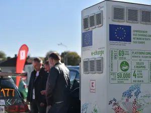 Trei mașini se se pot încărca simultan în regim rapid, la o putere de maximum 50 kWh.