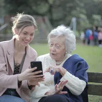 Oamenii petrec mult timp la telefonul mobil - Foto: Pexels / Andrea Piaquadio