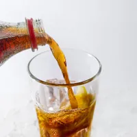 Tinerii români nu vor mai putea cumpăra acest tip de băutură. Cum te afectează dacă o bei - Foto: Profimedia Images/ Imagine cu caracter ilustrativ