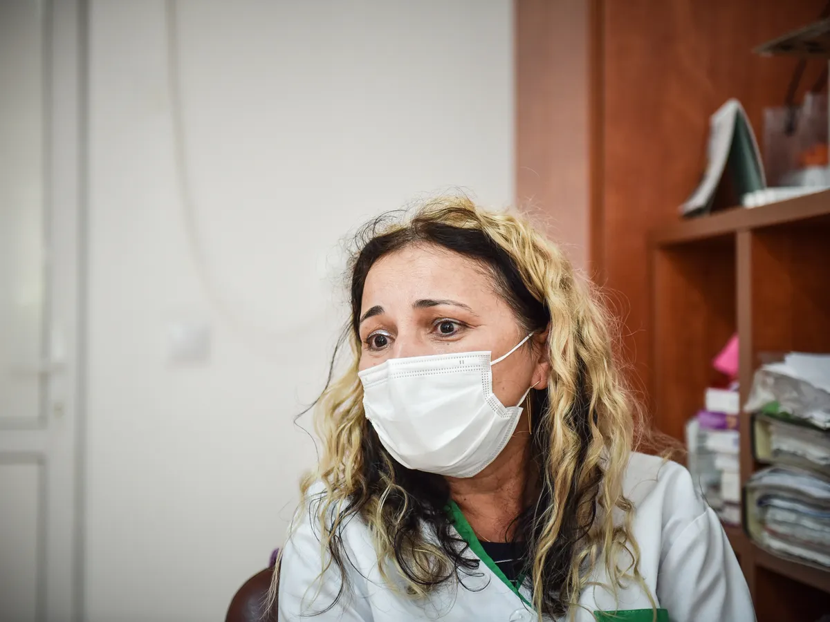 Unul dintre medicii care au tratat cei mai mulţi pacienţi cu COVID-19 de la începutul pandemiei în Sibiu, şef al Secţiei infecţioase din Spitalul Judeţean de Urgenţă, Victoria Bîrluţiu. / Foto: turnulsfatului.ro