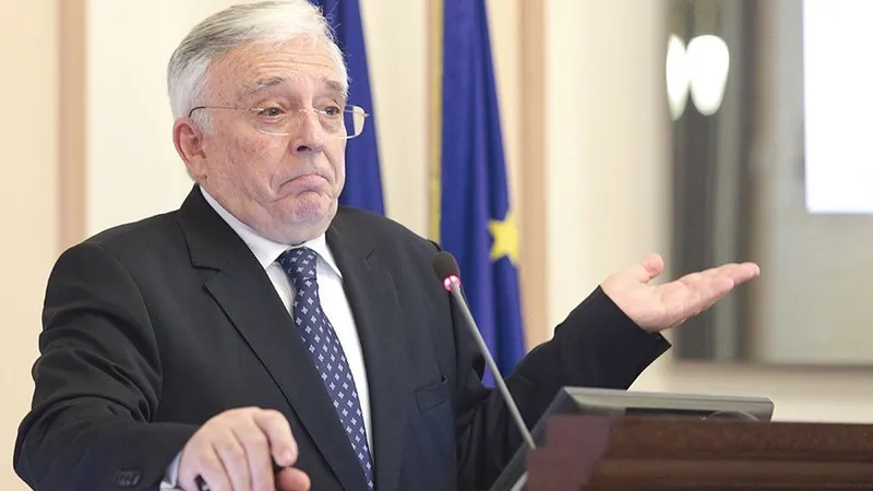 Mugur Isărescu neagă, în ciuda dovezilor, legăturile sale cu poliția politică comunistă.