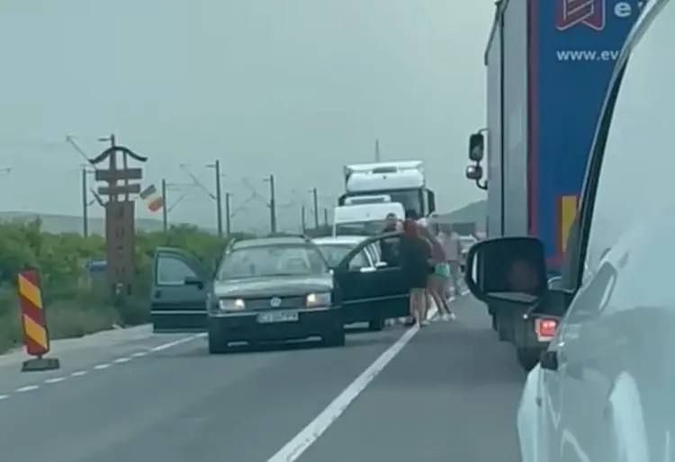 Doi șoferi s-au șicanat în trafic, apoi s-au luat la bătaie în drum. Unul a scos un topor. / Foto: stiridecluj.ro