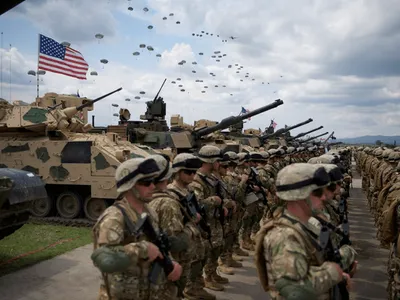 Donald Trump pregătește o mutare majoră: SUA ar putea retrage o parte a trupelor din Europa, pe fondul tensiunilor cu NATO. Ce state sunt vizate