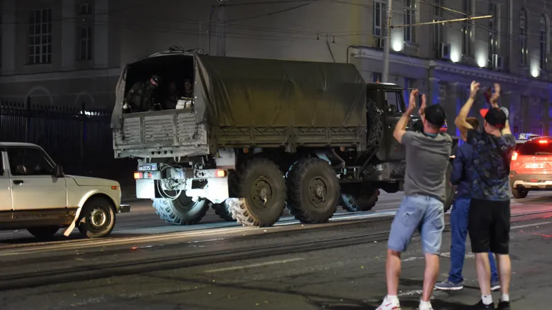 Oamenii din Rostov pe Don aplaudă trupele Wagner, în timp ce acestea se retrag spre bazele lor - Foto: Profimedia Images