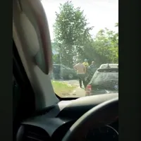 Campanie electorală cu pumni, la Ciortești. Candidatul PSD, lovit de consilierul edilului PNL - Foto: captură video