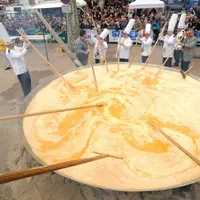 Țările cu cele mai ciudate tradiții de Paște. Țara în care oamenii fac o omletă din 15 mii de ouă - Foto: lE fIGARO