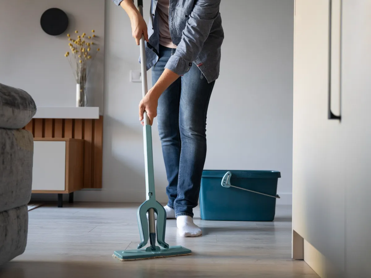 Ce să adaugi în apa cu care speli pe jos? Soluțiile naturale care curăță podelele și împrospătează casa