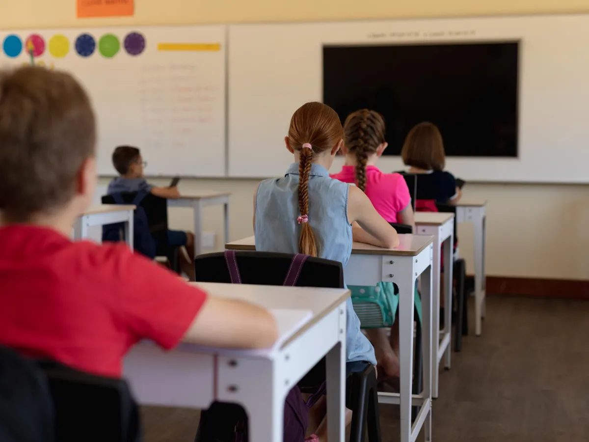 Burse școlare 2026-2027: ce elevi primesc 450 de lei și ce acte trebuie depuse pentru bursa socială