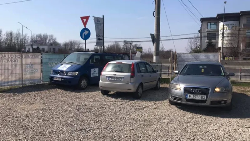 Autovehiculele cu care sunt transportați pasagerii. Foto Petrică Răchită