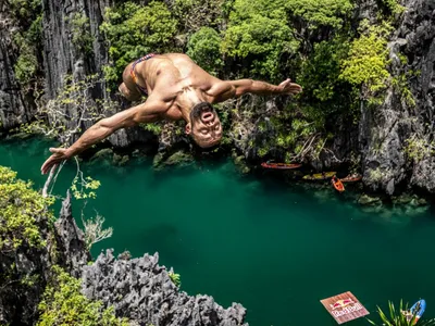 Săritorul român Constantin Popovici, pe podium în prima etapă a seriei mondiale Cliff Diving 2025 - Foto: Red Bull