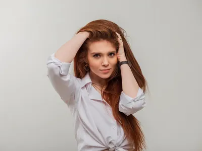 Femeie care își ține părul - Foto: Magnific.com (Imagine cu rol ilustartiv)