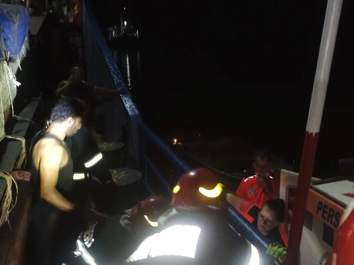 Un marinar a fost găsit inconștient în buncărul unei nave pe Dunăre. Intervenție de urgență Foto: ISU Tulcea