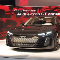 SUV-ul de clasă medie Audi e-tron, se laudă cu 355 de cai putere, 402 cai putere pentru opt secunde în modul „Sport“ și o autonomie de peste 400 de kilometri