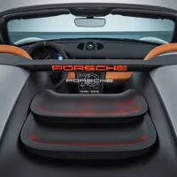 Supercar-ul cu două locuri se distinge prin ”bula dublă” din fibră de carbon, din spatele scaunelor